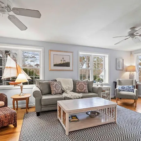Cozy Bungalow Close To Downtown